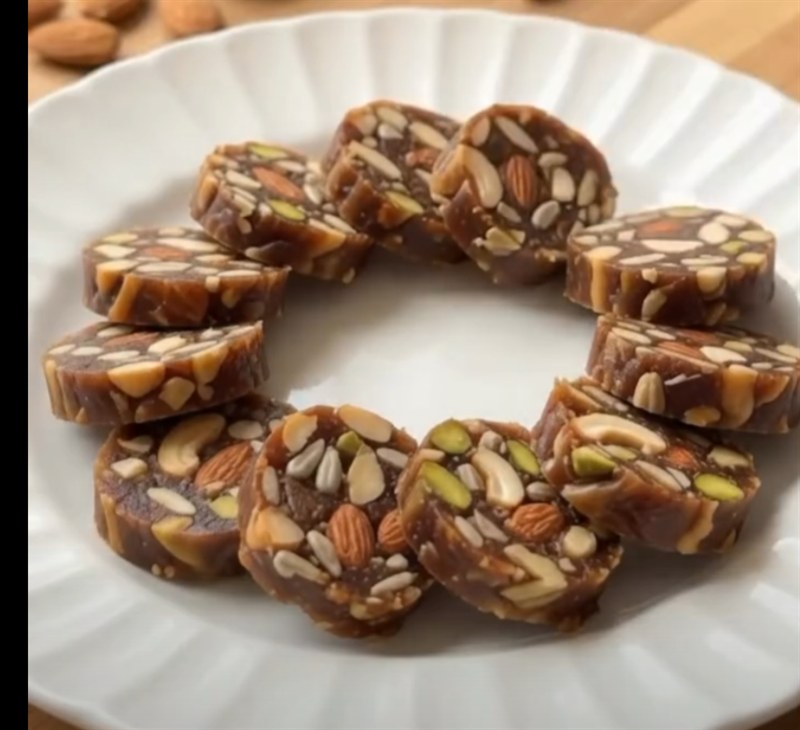 No-Sugar, No-Bake Date Bites (Date and Nut Energy Discs)